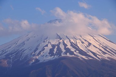 Japonya 'nın ünlü Fuji dağının manzaralı görüntüsü.