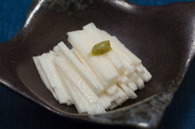 Wasabi soya soslu doğranmış tatlı patates.