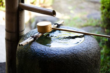 Tsukubai olarak bilinen geleneksel Japon su özelliklerinin yakın plan görüntüsü      