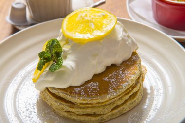 Krem şantili ve portakal dilimli krepler, yakın çekim manzaralı.