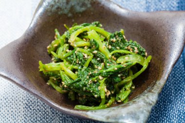 Asya yemeği, susamlı yosun salatası. 