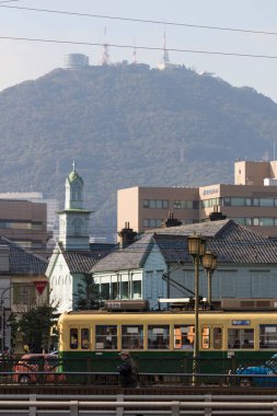 Demiryolu yapısı büyük görünüyor. Yoğun bir Japon gündüz ortamı için önemli bir bileşen..