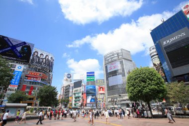 Şehir manzarası ve Tokyo, Japonya 'da Shibuya' da yürüyen insanlar..                    