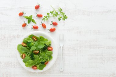 domatesli yeşil sebze salatası.