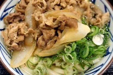 Domuz eti ve sebzeli Japon eriştesi.