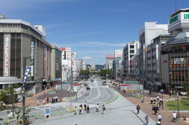 Japon binalarının ayırt edici yapısal formları sokak boyunca resim gibi bir kompozisyon oluşturuyor..