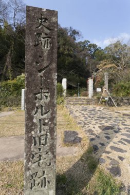 Şehirdeki taşın üzerindeki Çince sembollerin görüntüsü