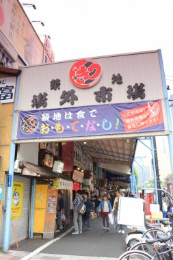 Japon şehrindeki kalabalık caddenin gündüz görüntüsü