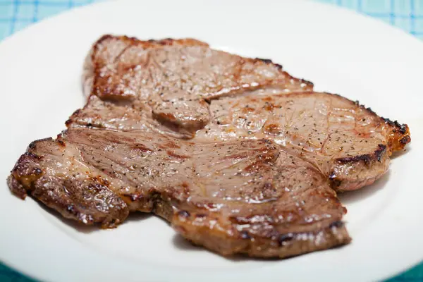 ホワイトプレートでおいしい焼き肉ステーキのクローズアップビュー — ストック写真