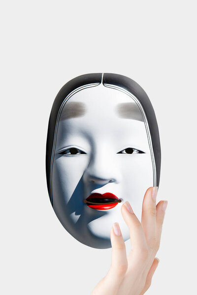 портрет молодой женщины в японской маске на лице, концепция ужаса