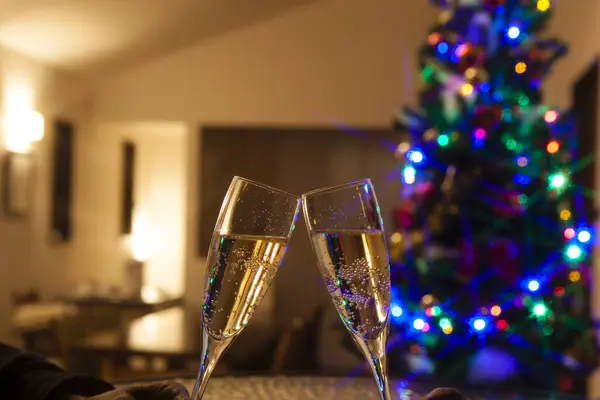 Noel Arkaplanında Şampanya Kadehlerini Tokuşturanların Yakın Plan Görüntüsü — Stok fotoğraf