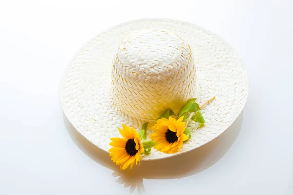 Καλοκαιρινό Καπέλο Ηλιοτρόπια Λευκό Φόντο — Φωτογραφία Αρχείου