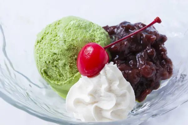 緑のチェリーと緑と赤のアイスクリーム ストックフォト