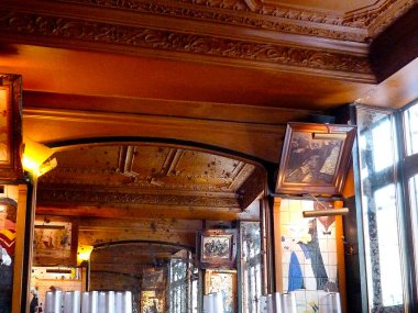 La Palette 'in içi, Fransa' nın Paris şehrinde tarihi bir restoran ve kafe.