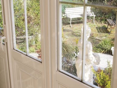 Camdan kapıdan bahçeye bak.