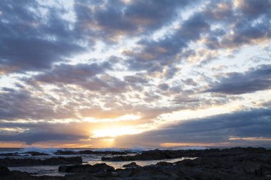 Doğanın arka planında, denizin üzerinde güzel bir gün batımı