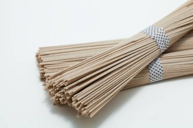 Pişmemiş soba eriştesi. Geleneksel Japon erişteleri