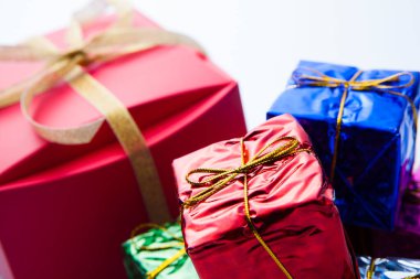 Beyaz arka planda renkli hediye kutuları ve dekorasyonlar. tatil kavramı.                   