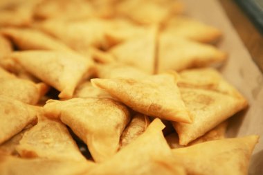 Bir yığın samosa, lezzetli dolgulu popüler bir kızarmış ya da fırında hamur işi.. 