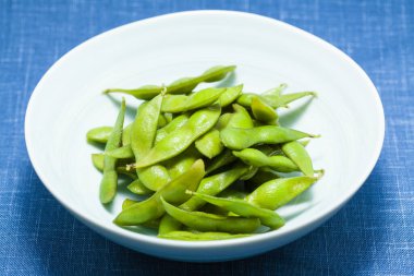 Bir kase çiğ bezelye.