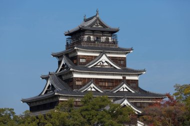 Güzel antik Japon tapınağının manzaralı görüntüsü.