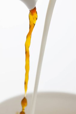 Kahve ve süt bardağa dolduruluyor.