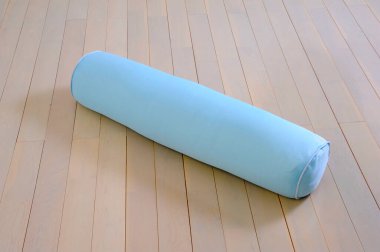 Yoga mat ahşap zemin üzerinde