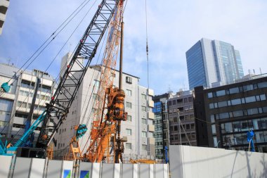Şehir yeni şantiyede vinçlerle dolu.