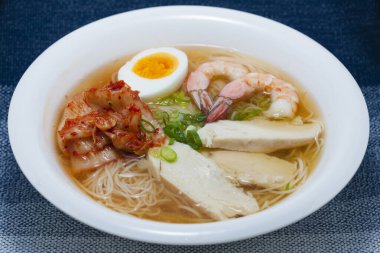 Erişte, kimchi, yumurta, karides ve et.