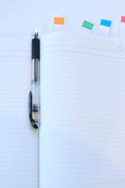 Masa arkasında kalem olan boş bir defter, kapat