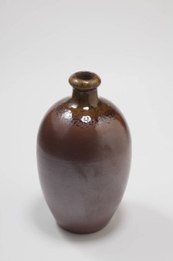 Beyaz arkaplanda boş kil vazo