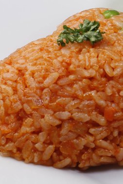 Baharatlı pirinç ve arka planda bitkiler