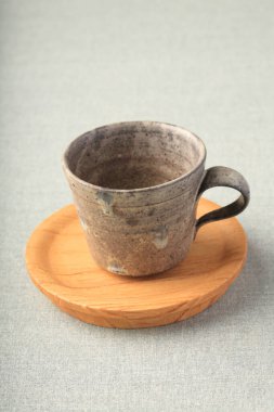 Gri arkaplanda boş seramik bardak