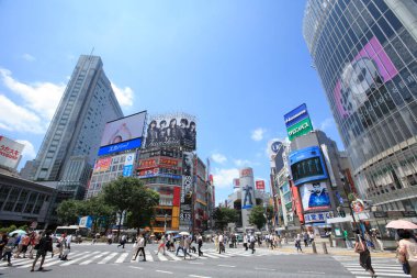 Şehir manzarası ve Tokyo, Japonya 'da Shibuya' da yürüyen insanlar..                    