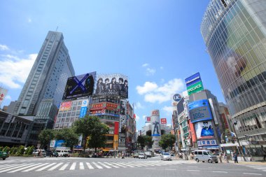 Şehir manzarası ve Tokyo, Japonya 'da Shibuya' da yürüyen insanlar..                    