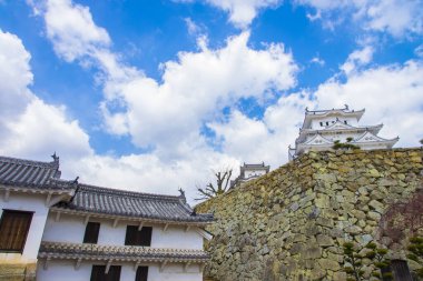 Japonya 'daki ünlü Osaka şatosu kulesinin manzaralı görüntüsü.