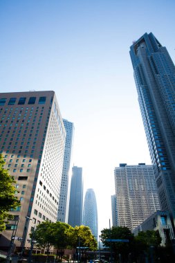 Modern binalar ve mavi gökyüzü - Tokyo, Japonya 'da