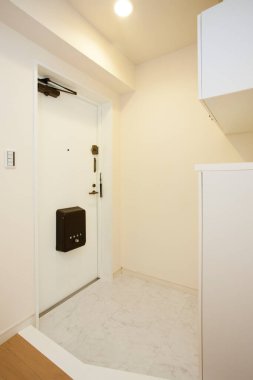 Modern bir apartmanın içinde.