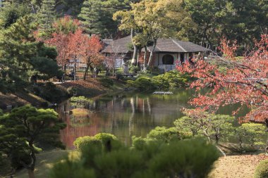 Eski bir Japon türbesinin güzel manzara fotoğrafı.