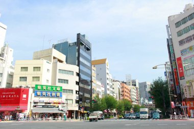 Gün ışığı Japon kentsel ufkunun yenilikçi formlarını ve camlarını gözler önüne seriyor.. 