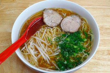 Kasede domuz etli Çin eriştesi, yakın çekim.