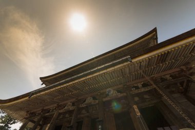 Eski bir Japon tapınağının görkemli manzarası