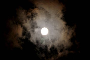 Gece Gökyüzünde Güzel Dolunay