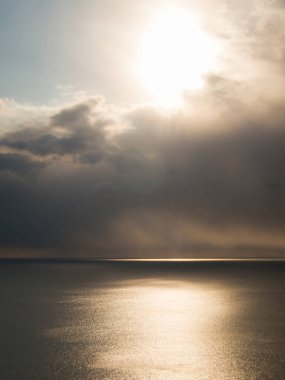 Gün batımında bulutlu güzel deniz manzarası 