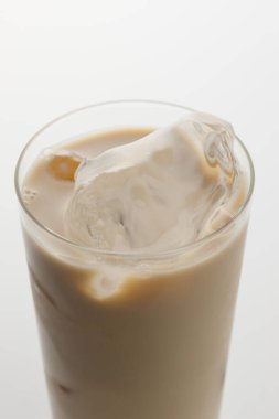 Bardakta buzlu kahve, manzarayı kapat.