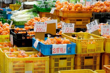 Japonya 'daki sokak pazarında çeşitli taze sebzeler..