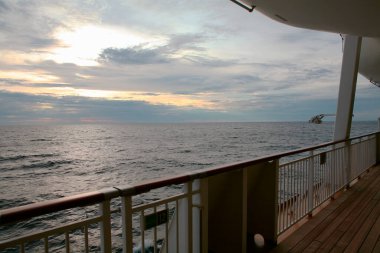 Denizde yelkenli gemi cruise