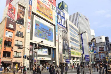 Tokyo sokaklarındaki canlı yaya yaşamının bir fotoğrafı..