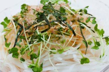 Lahana ve sebzeli salata.