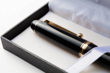 Beyaz arkaplandaki kutudaki lüks kalemlerin yakın plan görüntüsü    
